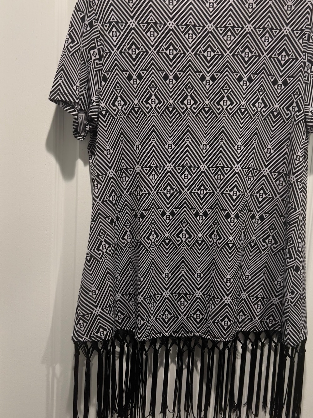 Cato Black & White Geometric Fringe V-Neck Tee, size medium - Picture 4 of 5